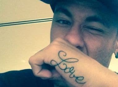 Neymar posta foto de nova tatuagem com trecho de música sertaneja