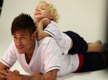 Para o Dia dos Pais, Neymar estrela campanha de roupa íntima com o filho