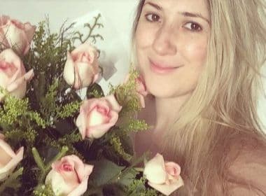 De cara limpa, Dani Calabresa exibe buquê de flores enviado por Marcelo Adnet