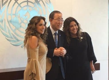 Daniela Mercury e Malu Verçosa posam ao lado de secretário-geral da ONU