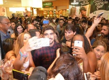 Caio Castro leva centenas de fãs a shopping de Salvador para inauguração e causa tumulto