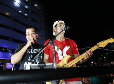 Durval Lelys e Andre Lellis cantam juntos em show intimista da banda Algafarra