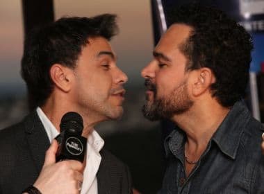 Zezé Di Camargo e Luciano dão selinho durante entrevista: 'Sinônimo de respeito'