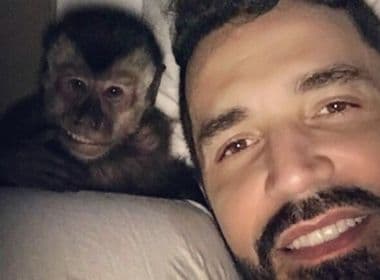 'Nunca vem me visitar; o macaco é mais importante', lamenta mãe de Latino na internet