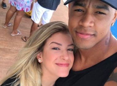 Léo Santana e Lorena Improta apagam fotos das redes sociais e fãs apontam fim de namoro