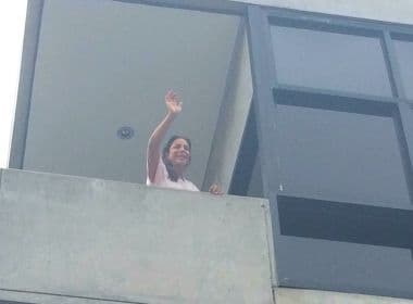 Ivete aparece na varanda do Hospital Aliança: 'Alta ficou para amanhã mesmo' 