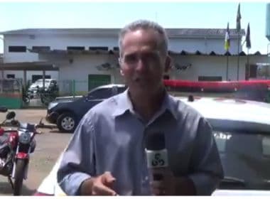 Carro da PM atinge repórter da Rede Globo durante link ao vivo; assista