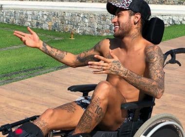Neymar posta foto sorrindo na cadeira de rodas para homenagear Stephen Hawking
