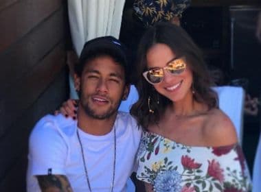 Marquezine brinca com cards de Neymar da copa: 'Troco por qualquer um'