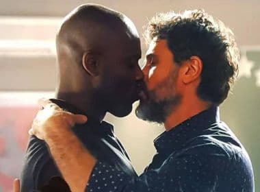 'O Outro Lado' exibe beijo entre Cido e Samuel e agita web: 'Esse é o Brasil que quero’