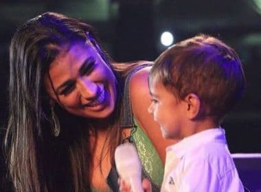 Filho da sertaneja Simone sobe ao palco e canta com a mãe em show no Ceará; veja vídeo 