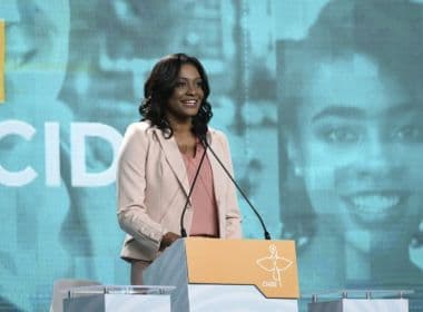 Joyce Ribeiro é 'aclamada' ao ser a 1ª jornalista negra a mediar debate entre presidenciáveis