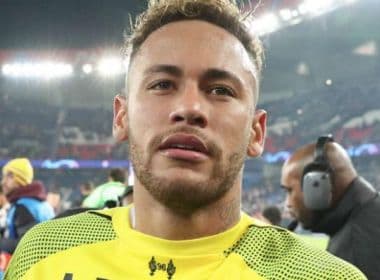 Solteiro na Bahia, Neymar celebra chegada de 2019 cercado por 26 mulheres e é criticado