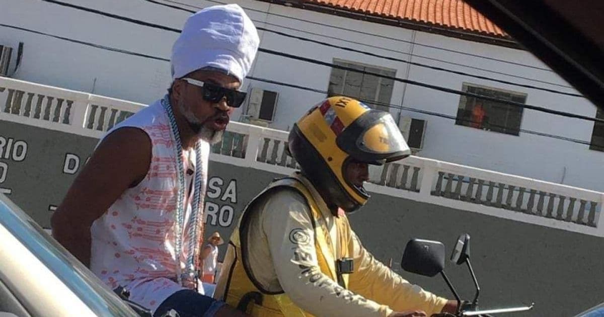Sem capacete, Carlinhos Brown é visto na garupa de mototáxi em Salvador