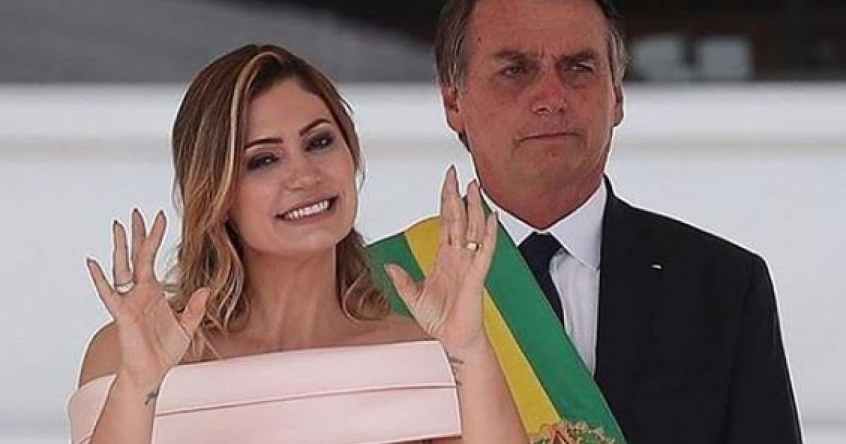 Michelle Bolsonaro faz 'recebidos' de lingerie em rede social