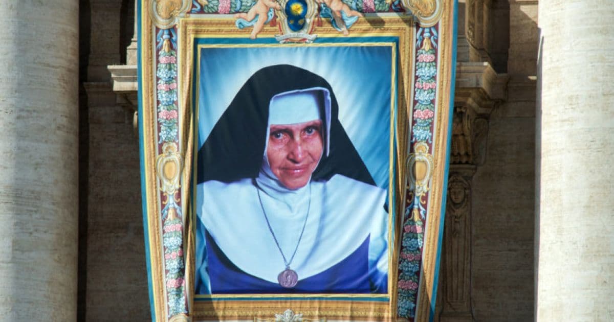 Com viés evangélico nacional, Record Bahia também ignora canonização de Irmã Dulce