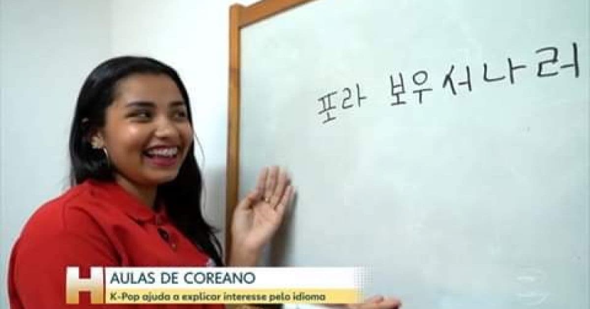 Sorridente, jovem escreve 'Fora Bolsonaro' em coreano durante reportagem do 'JH'