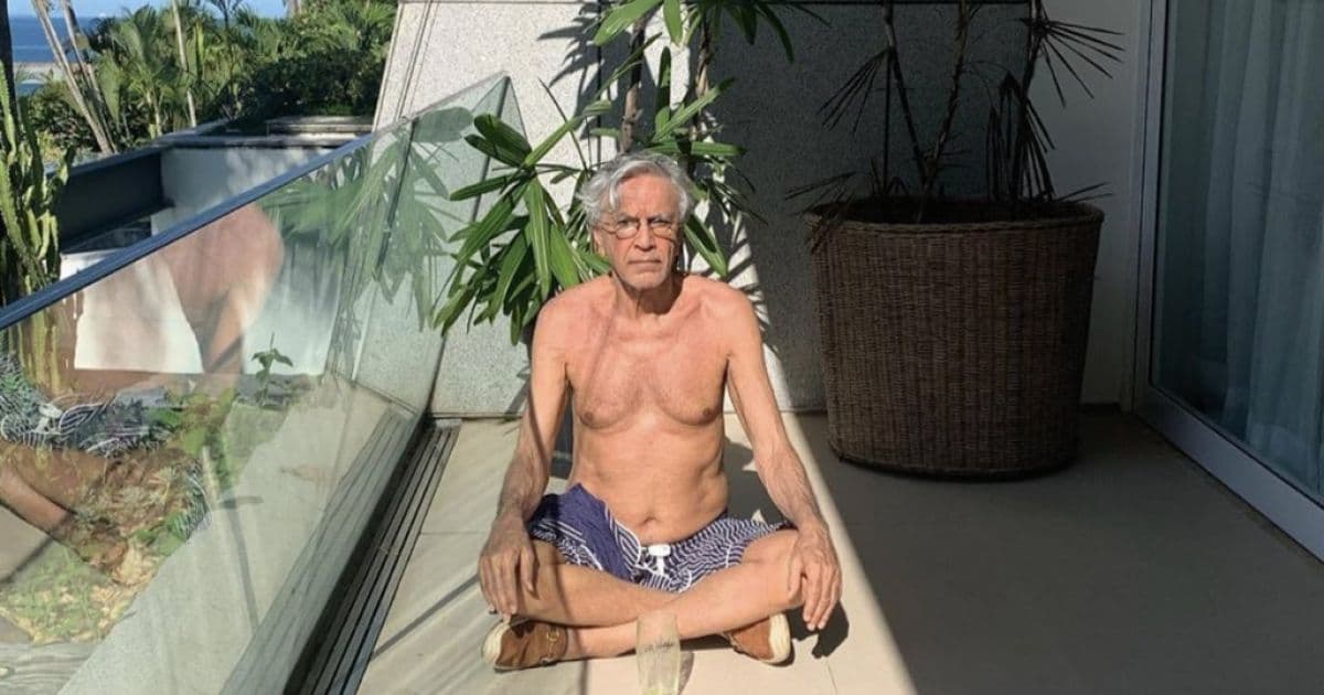 Caetano Veloso toma sol na varanda de casa
