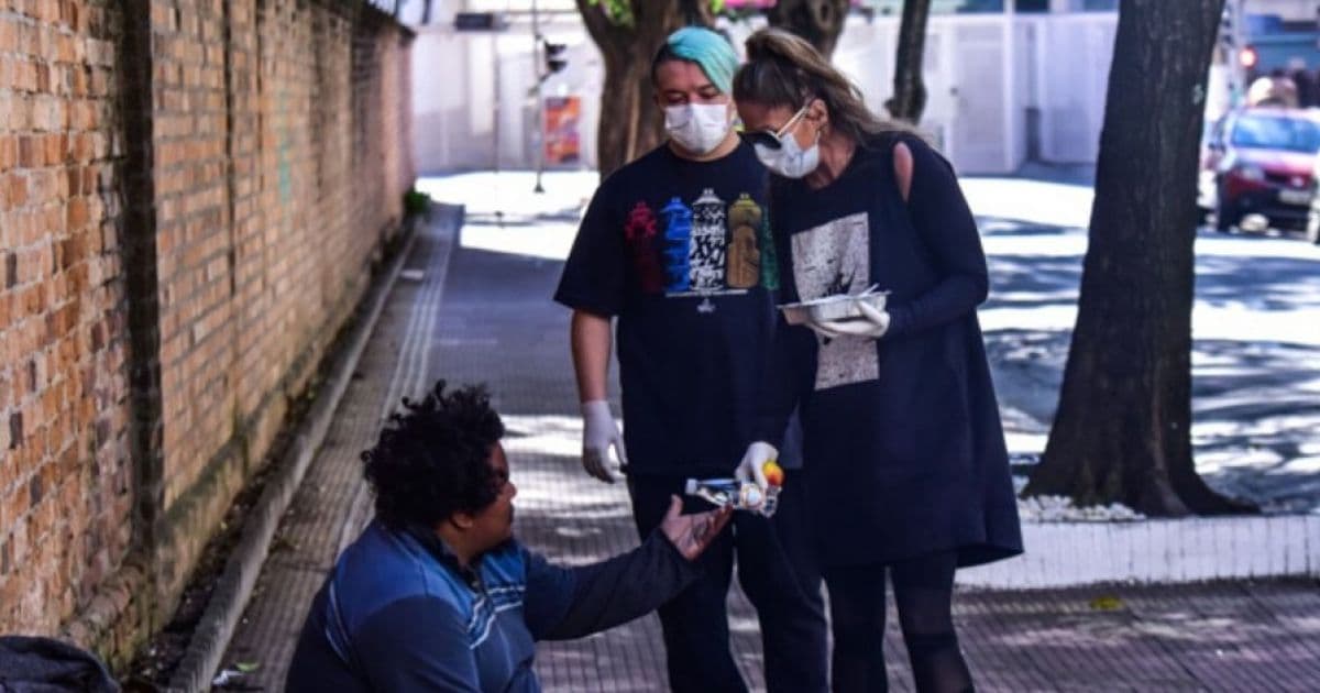 Adriane Galisteu entrega marmita para pessoas em situação de rua em São Paulo 