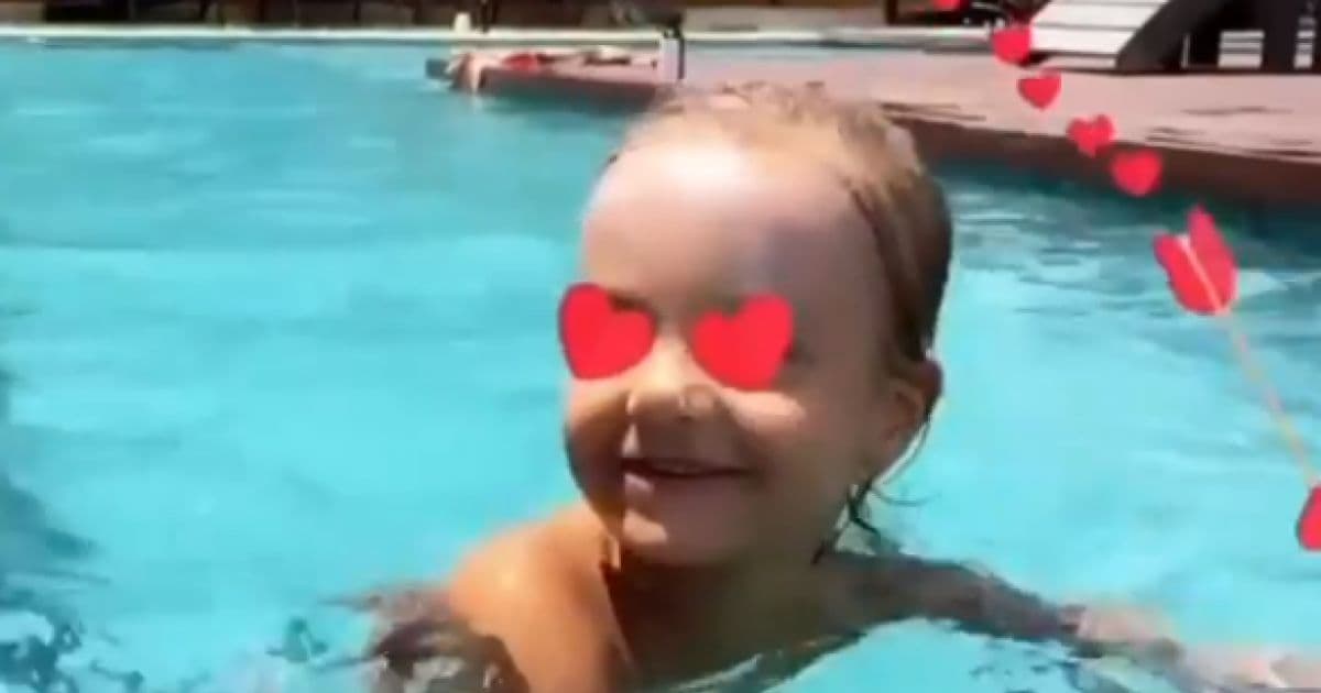 Ivete Sangalo curte o domingo na piscina e ensina filha a nadar: 'Bate a perna' 