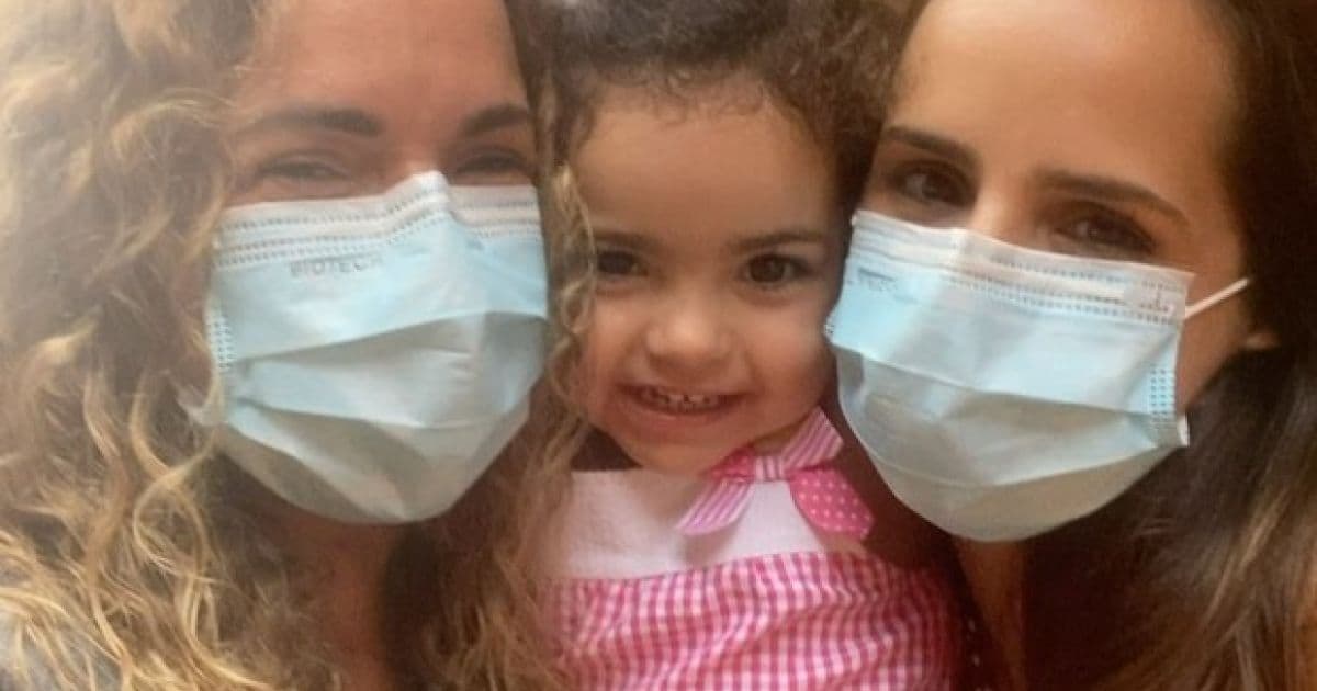 Daniela Mercury celebra reencontro com filha e neta após um ano