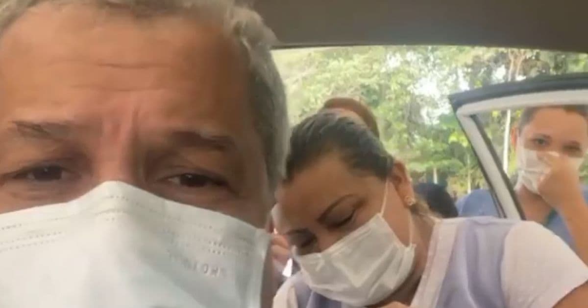 Após discurso anti-vacina, Sikêra Jr. recebe 1ª dose da Coronavac em Manaus