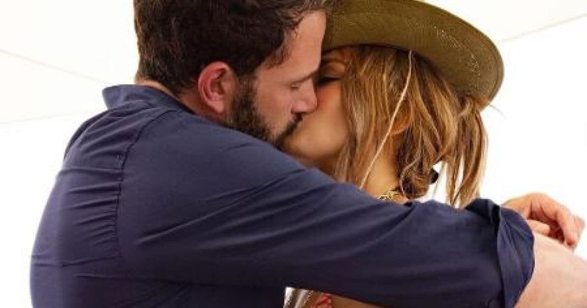 J-Lo e Ben Affleck assumem namoro nas redes sociais