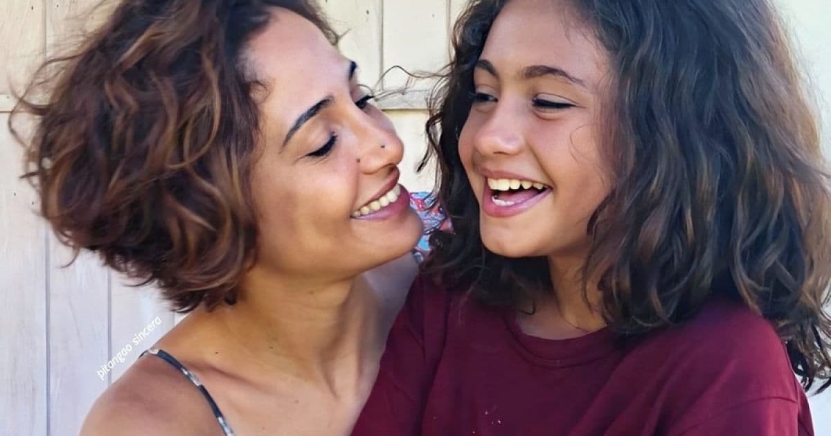 Camila Pitanga leva filha adolescente para tomar vacina contra a Covid-19