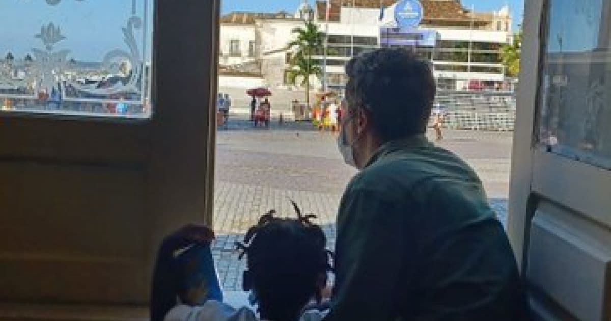 Filho de Bruno Gagliasso acompanha filmagens de série da Netflix no Centro de Salvador