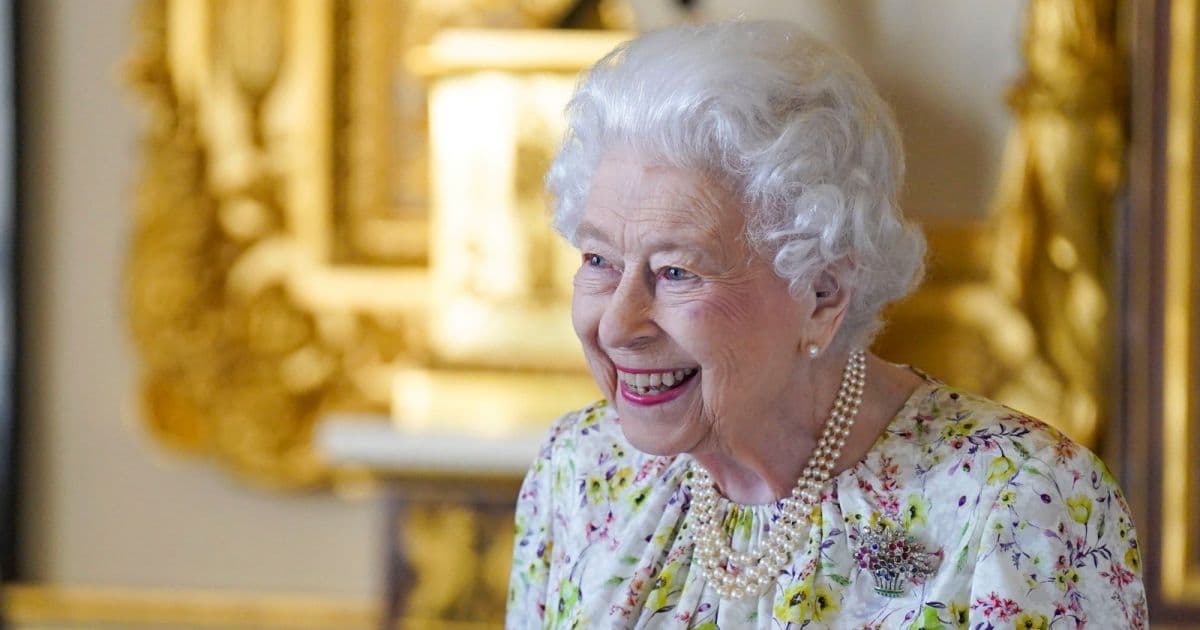 Rainha Elizabeth II afirma que ficou 'muito cansada e exausta' após ter Covid