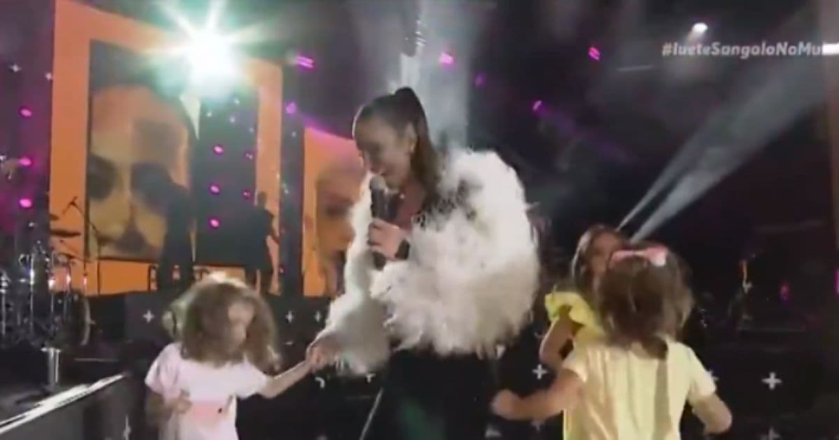 VÍDEO: Gêmeas de Ivete Sangalo dançam no palco pela primeira vez 
