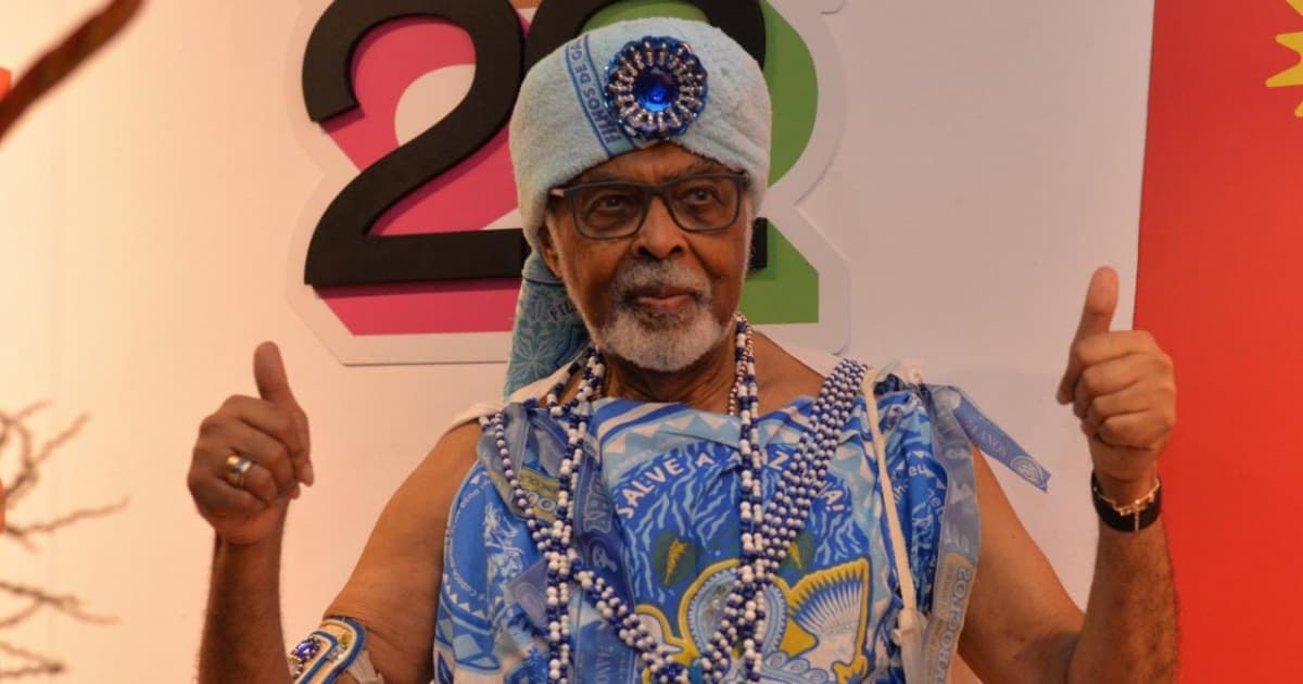 Vestido de Gandhy, Gilberto Gil celebra 50 anos do disco Expresso 2222: “Me reintroduziu na vida artística”