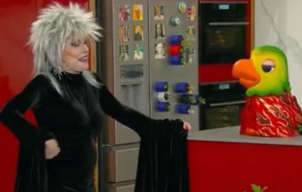 Ana Maria Braga surpreende com fantasia de Halloween na TV