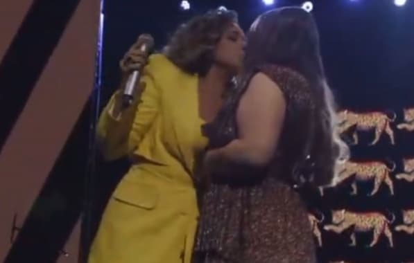 VÍDEO: Preta Gil ganha beijo de Daniela Mercury e revela interesse na cantora