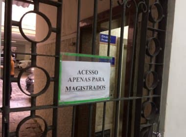 OAB pede retirada de placa que limita acesso a elevador do Fórum Ruy Barbosa a juízes