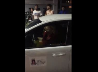 Feira de Santana: Falsa juíza tenta furar fila de posto com carro atribuído ao TJ-BA