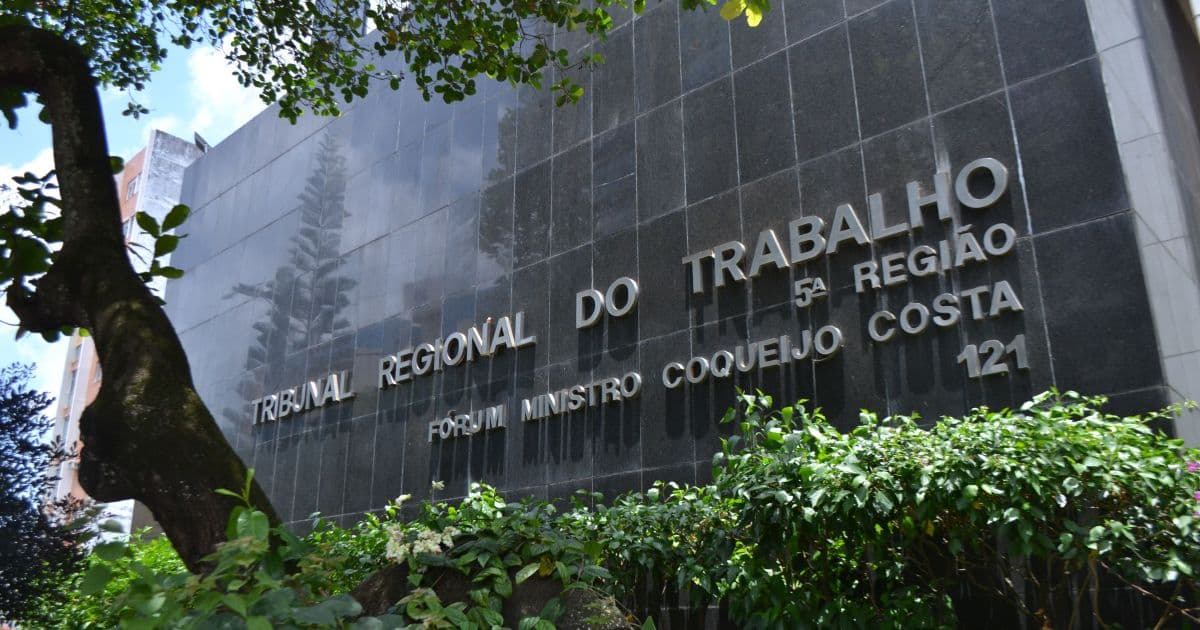 Bolsonaro estuda fim da Justiça do Trabalho e compara ações a ciúme no casamento