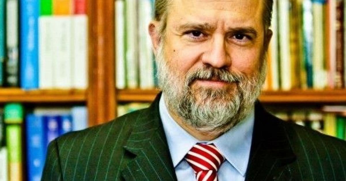 Candidato a PGR lança candidatura fora de lista tríplice e chama atenção de Bolsonaro