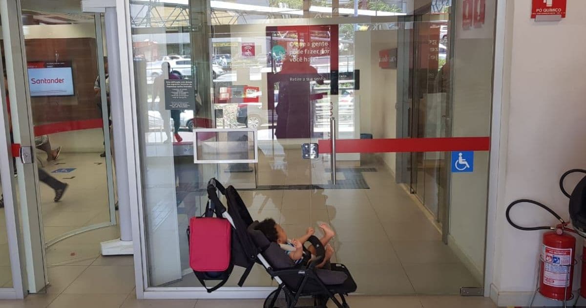Justiça condena Santander por impedir cliente de entrar em agência com carrinho de bebê