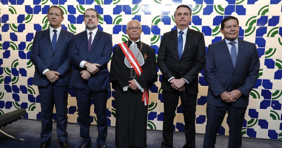 Mesmo com protestos, Bolsonaro é homenageado com medalha do TST