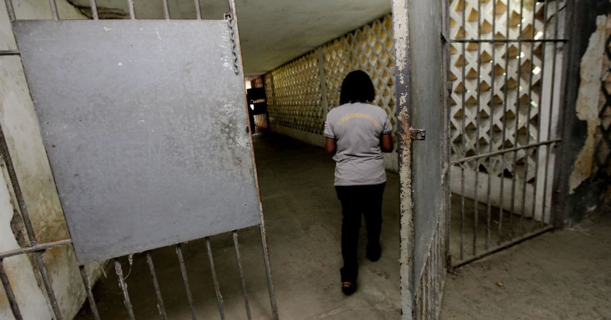 Professora será indenizada em R$ 100 mil por ter ficado presa em cela com 11 detentos