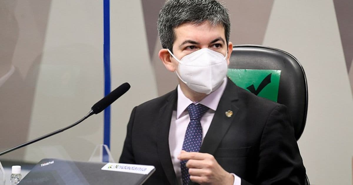Senador aciona STF para proibir Bolsonaro de desinformar sobre vacinação infantil