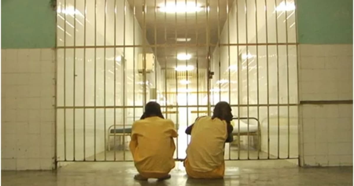 Homens custodiados em hospital em frame do filme "A Casa dos Mortos", de Débora Diniz