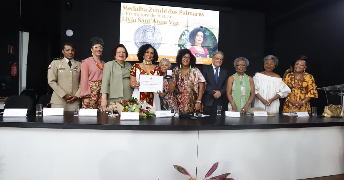 Promotora Lívia Vaz recebe Medalha Zumbi dos Palmares da Câmara de Salvador