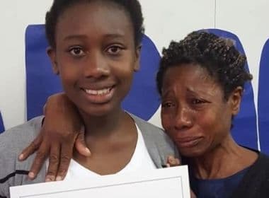 Mãe se emociona com bom desempenho da filha na escola e foto viraliza na internet