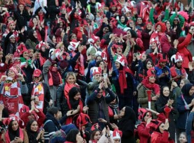 Após 39 anos, mais de mil iranianas assistiram partida de futebol em estádio