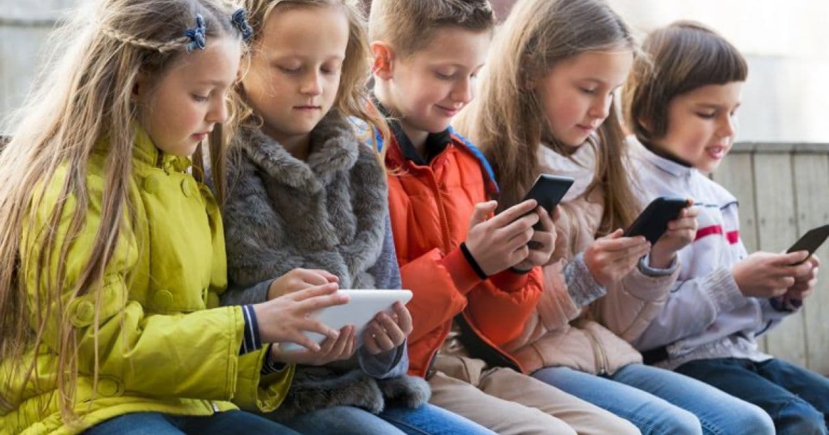 Psicopedagoga orienta como pais devem lidar com o acesso das crianças à internet