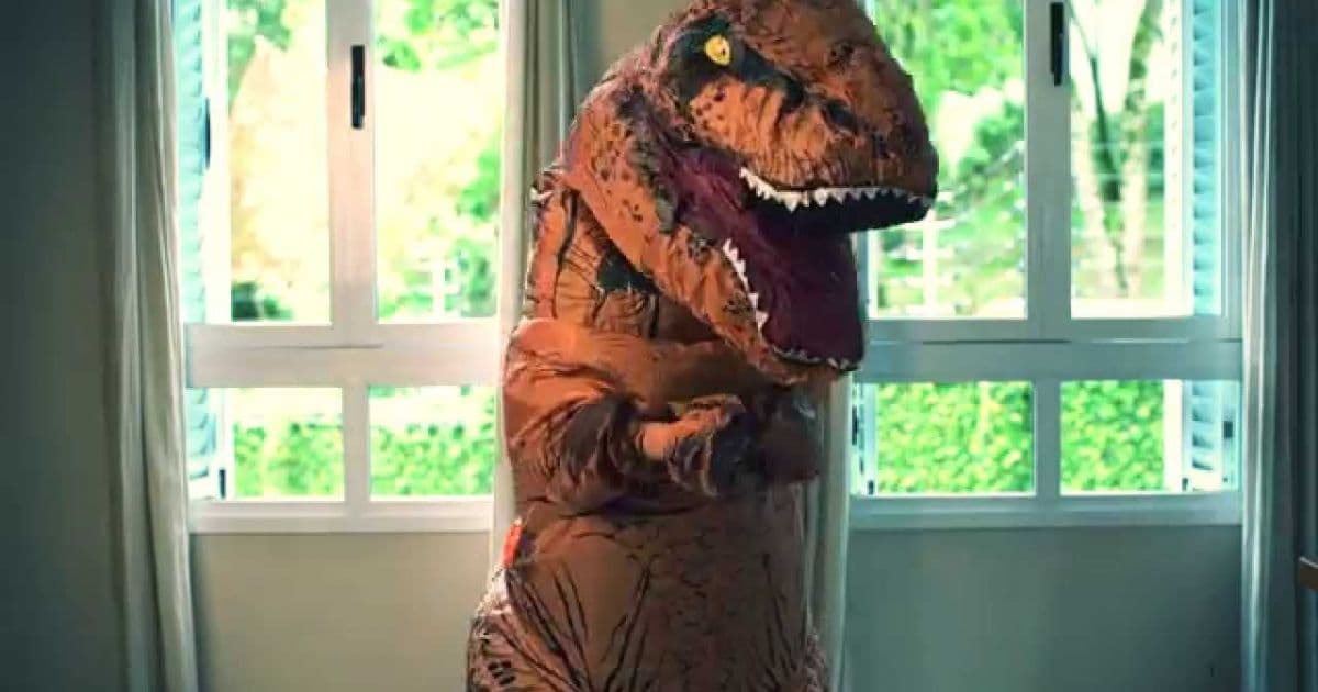 Madrinha usa fantasia de T-Rex após noiva dizer que ela podia vestir 'o que quiser'; veja