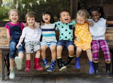 Comprimento de roupas infantis provoca mobilização na indústria de moda