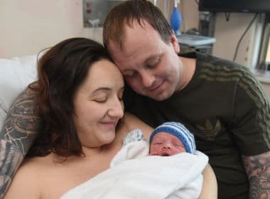 Após oito abortos, mulher dá à luz primeiro filho no Ano Novo